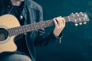 9 einfache Gitarrenlieder für Anfänger