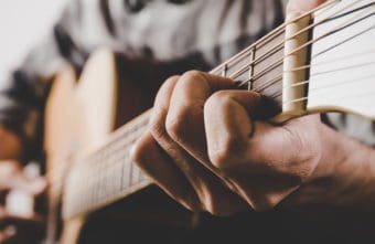 Für Einsteiger: Erste Gitarrengriffe und Akkorde lernen