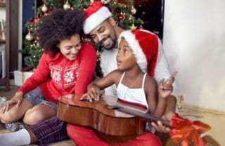 Geschenkideen für Akustik-Gitarristen – darf’s was Musikalisches sein?