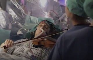 Geige spielen während Hirnoperation – Chirurgie wie aus der fernsten Zukunft