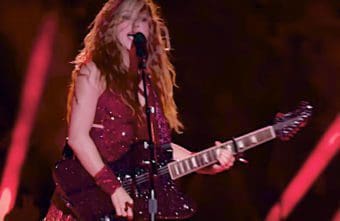 Super Bowl 2020 – Shakira glänzt im wahrsten Sinne des Wortes mit ihrer E-Gitarre