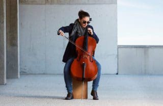 Cello spielen mit dem richtigen Verständnis von Instrument, Bogen und Körperhaltung