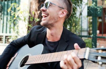 Akustikgitarre sauber spielen