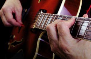 Sauber E-Gitarre spielen – Greiftechnik und Dämpfungsvarianten