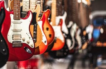 Was kostet eine E-Gitarre für Anfänger?