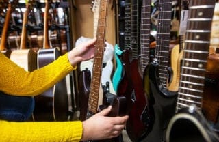 Deine erste E-Gitarre – worauf du achten solltest