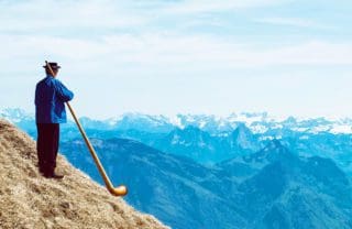 Alphorn spielen – der alpine Zauber der wunderschönen Naturtöne