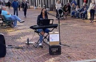 John Legend überrascht Straßenmusikerin in Bostoner Einkaufsstraße