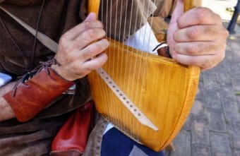 Leier kaufen – ein Instrument, das Geschichten erzählen kann