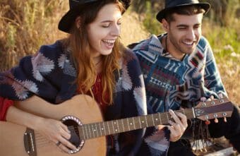 Korpus der Akustikgitarre – der Klampfe in den Bauch geglotzt