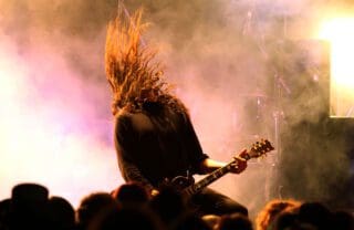Volles Brett: Metall-Gitarre spielen und Gas geben