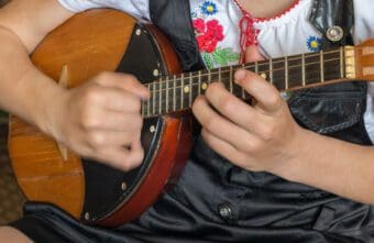 Domra spielen – Nationalinstrument ohne geklärten Ursprung