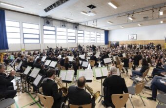 Wenn das Profiorchester des HR in der Turnhalle „Carmen“ spielt