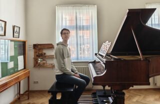 Pedalflügel – ein Klavier, das man mit Händen und Füßen spielt