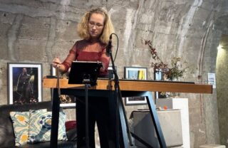 Mit den Fingern auf der Zither singen