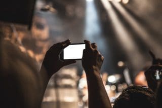 Warum dein Handy bei Konzerten besser zuhause bleibt