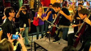 Steve Vai performt „Highway to Hell“ mit Cellisten