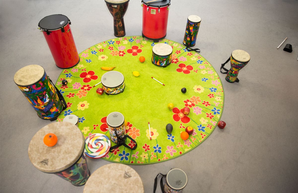 Aufbau eines Drum Circle in einer Kita
