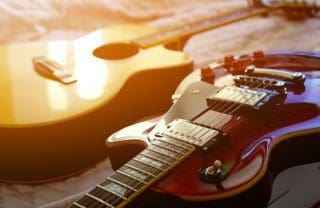 Einsteigerinstrument: E-Gitarre vs. klassische Gitarre