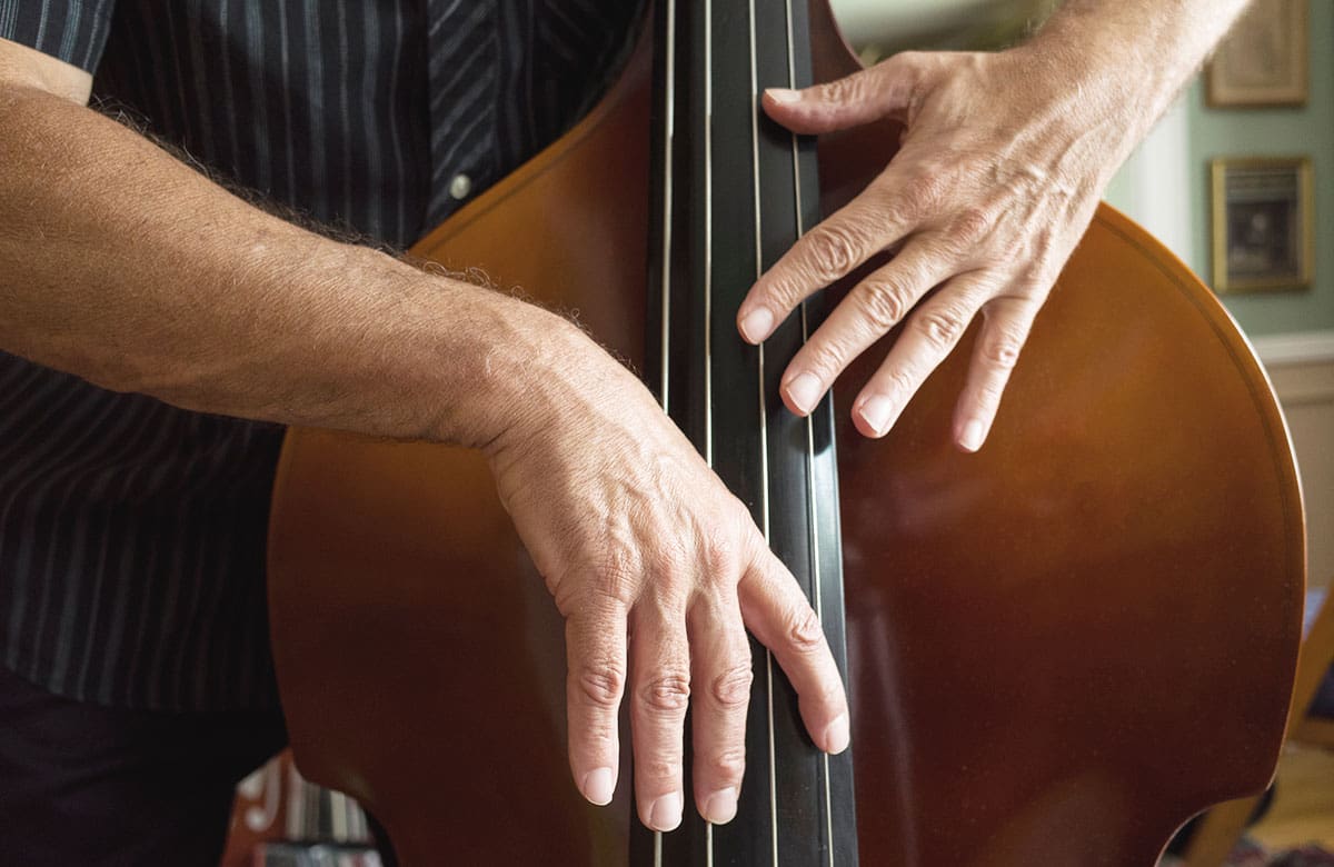Slappen Auf Dem Kontrabass Musikmachen