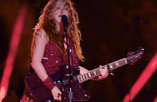 Super Bowl 2020 – Shakira glänzt im wahrsten Sinne des Wortes mit ihrer E-Gitarre