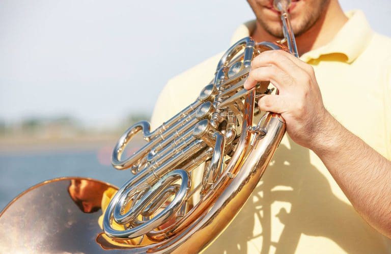 Horn spielen Instrument mit wunderschönem Klangspektrum › Musikmachen