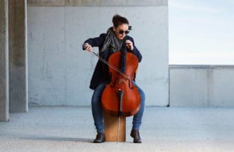 Cello spielen mit dem richtigen Verständnis von Instrument, Bogen und Körperhaltung