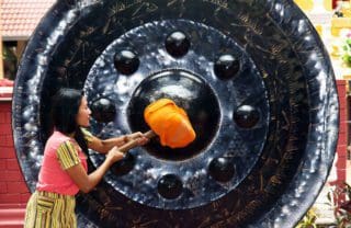 Gong spielen: Instrument zwischen Macht, Symphonie und Meditation