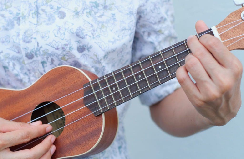 Ukulele richtig halten Grundstellung und die meistens linke Hand