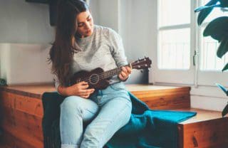 Ukulele richtig halten: Grundstellung und die – meistens – linke Hand