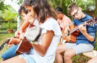 Welche Gitarrengröße für welche Körpergröße? Ein Ausflug in die Welt des Gitarrenbaus