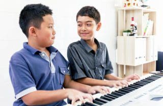 Keyboard lernen: Ab welchem Alter Kids auf den Tasten starten können