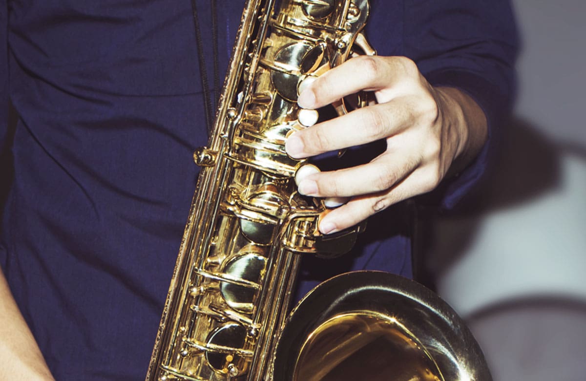 Die üblicherweise linke Hand hält das Saxophon oben