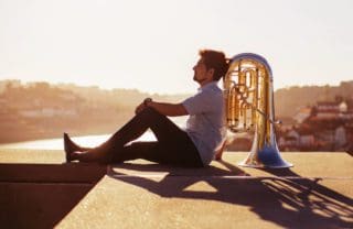 Tuba spielen: Klangschönes Blechblasinstrument, mit dem du alles machen kannst