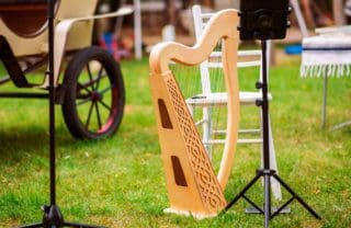 Keltische Harfe – traditionelle kleine Schwester der Konzertharfe