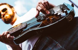 Die wichtigsten Spieltechniken am E-Bass für die Anschlagshand