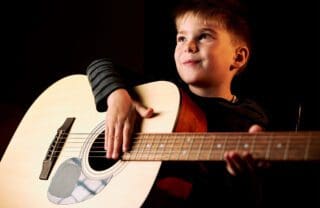 Deine erste Akustikgitarre – Einstieg mit Erinnerungsfaktor