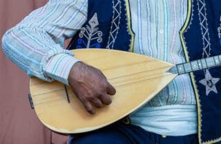 Saz spielen – Folkloreinstrument mit schwebendem Klang