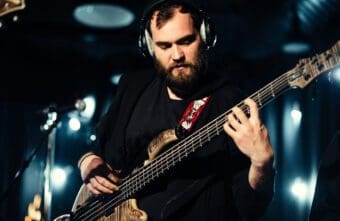 Blues auf dem E-Bass – der musikalische Fels in der Brandung