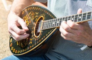 Bouzouki kaufen – prägendes Instrument mit kuriosen Wurzeln